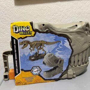 Dino Valley Fossil Bucket Head - Gray Dinosaur Skull Playset